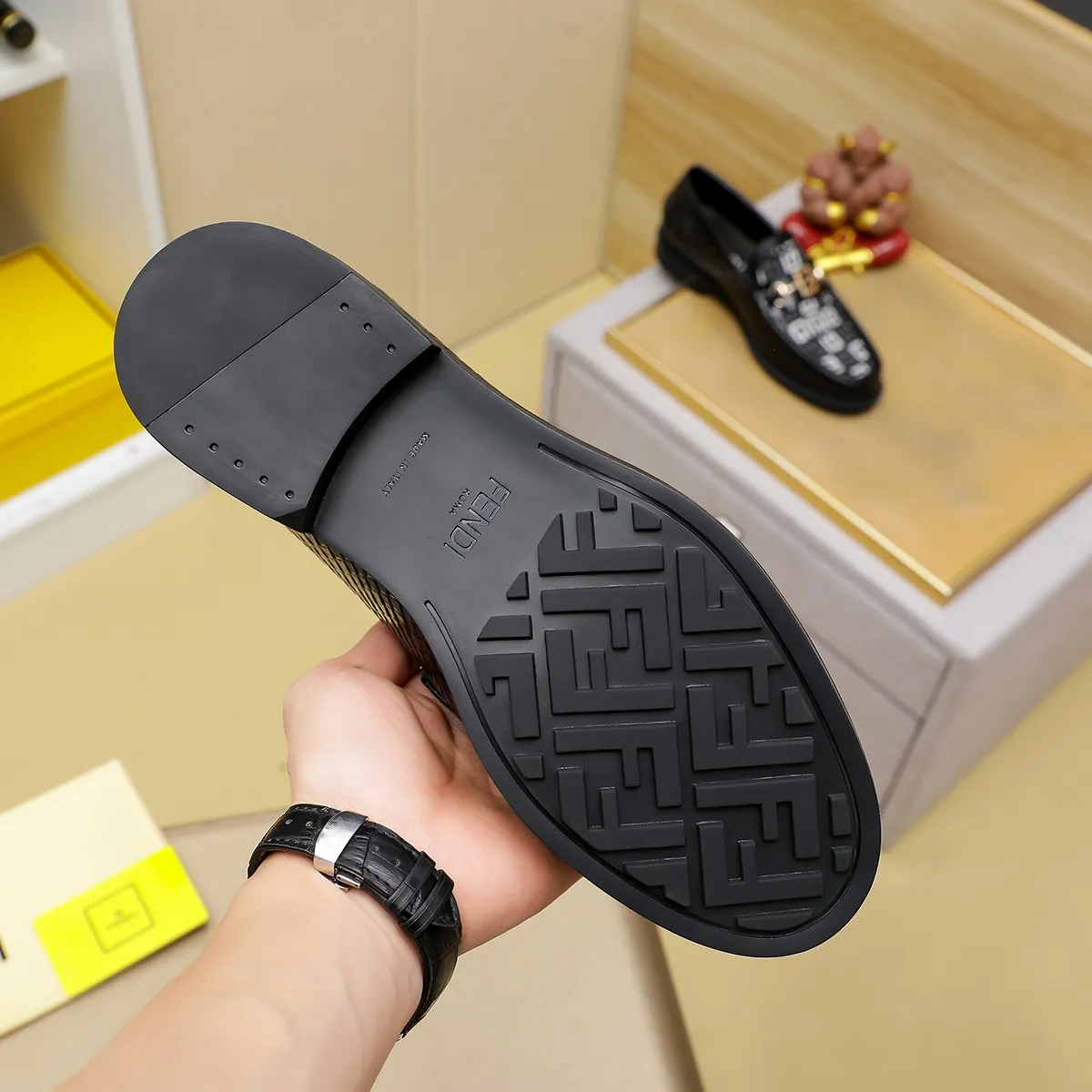 Men's shoes💰460 🕷🕷【FENDI】The latest men's formal leather shoes🇨🇳Classic series not to be missed💯The first layer is made of imported first-layer cowhide☘Original quality, the leather is smooth and delicate🎋The version is awesome, the perfect streamlined outline🍇🐮Leather lining, color, size 38-45...